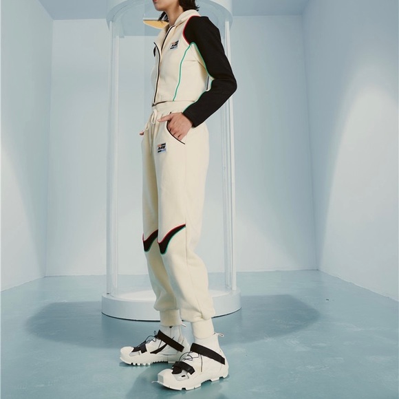 Brand new stylish sweater suit - Picture 3 of 7